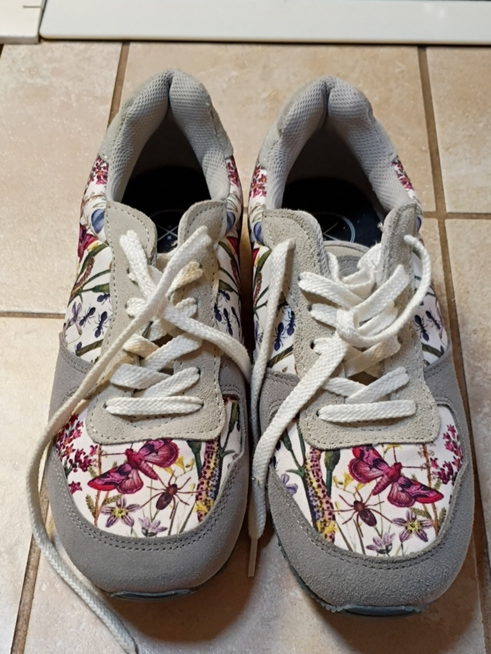 inkkas Gray Floral Lace-Up Sneakers with Pink Accents